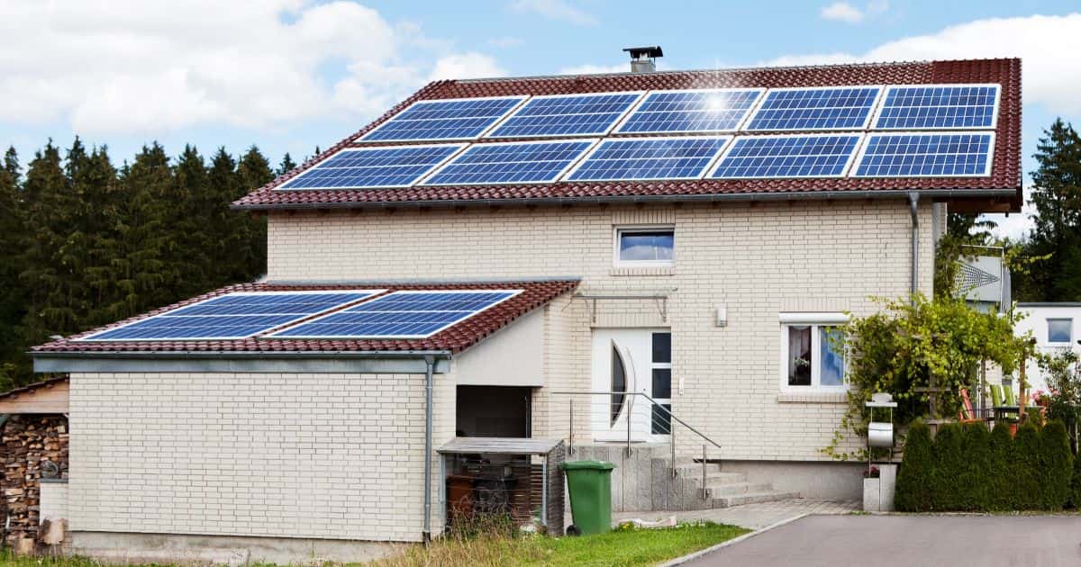 Maisons avec panneaux solaires sur le toit