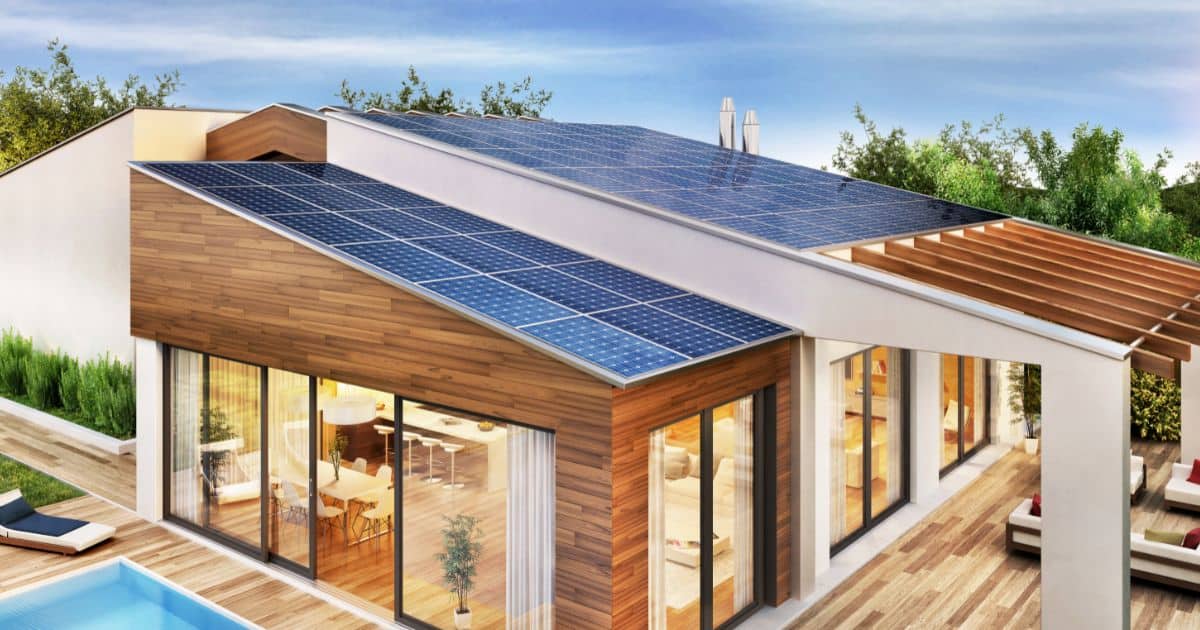 Maison moderne avec panneaux solaires sur le toit